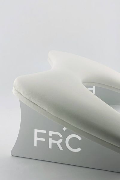 Подставка под руки для маникюра FRC фигурная на металлических ножках (белая) 7020 фото