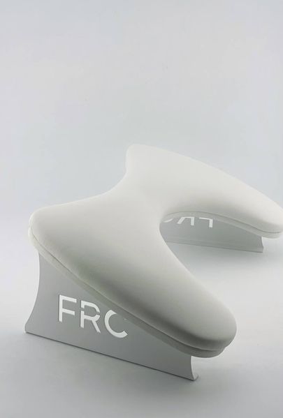 Подставка под руки для маникюра FRC фигурная на металлических ножках (белая) 7020 фото