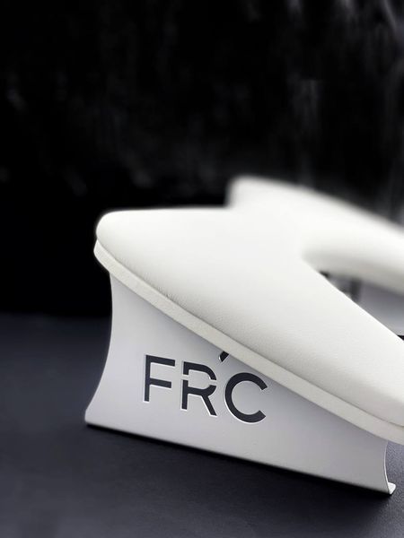 Подставка под руки для маникюра FRC фигурная на металлических ножках (белая) 7020 фото